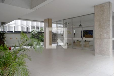 Apartamento à venda com 340m², 4 quartos e 2 vagasSaguão de entrada do edifício