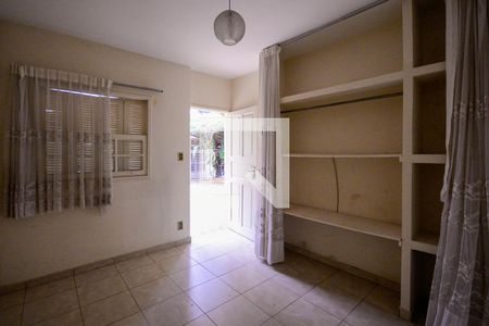 Casa à venda com 450m², 3 quartos e 2 vagas Casa à venda com 450m², 3 quartos e 2 vagasEdicula - Quarto