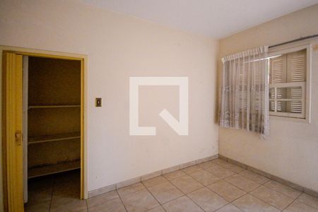 Casa à venda com 450m², 3 quartos e 2 vagas Casa à venda com 450m², 3 quartos e 2 vagasEdicula - Quarto