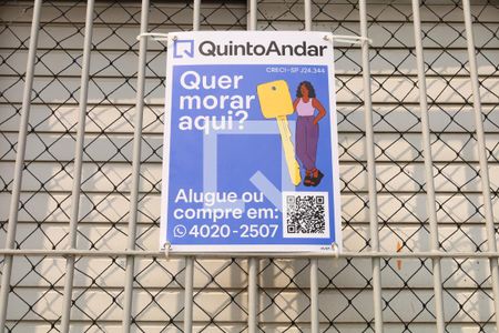 Apartamento para alugar com 50m², 2 quartos e 1 vagaPlaca instalada na janela do quarto (térreo)