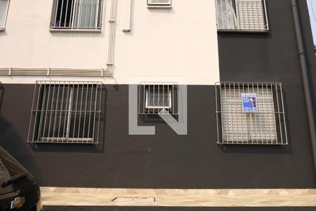 Apartamento para alugar com 50m², 2 quartos e 1 vagaPlaca instalada na janela do quarto (térreo)