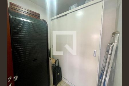 Apartamento à venda com 240m², 4 quartos e 3 vagas Apartamento à venda com 240m², 4 quartos e 3 vagasQuarto de Serviço