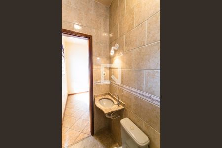 Casa à venda com 300m², 5 quartos e 3 vagasBanheiro da Suíte da Casa de Fundos