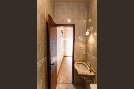 Casa à venda com 300m², 5 quartos e 3 vagasBanheiro da Suíte da Casa de Fundos