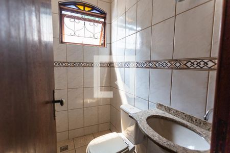 Casa à venda com 300m², 5 quartos e 3 vagasBanheiro Social da Casa de Fundos