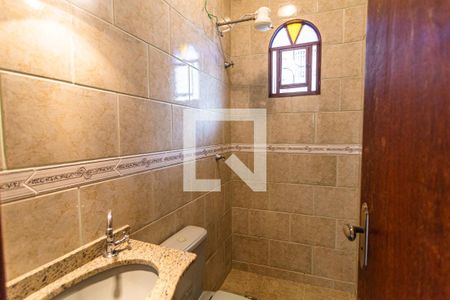 Casa à venda com 300m², 5 quartos e 3 vagasBanheiro da Suíte da Casa de Fundos