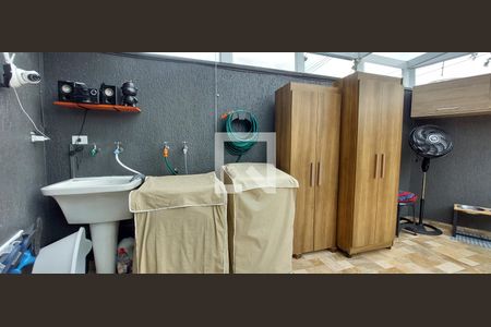 Casa à venda com 183m², 2 quartos e 3 vagas Casa à venda com 183m², 2 quartos e 3 vagasÁrea de Serviço