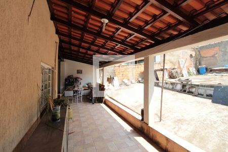 Casa à venda com 60m², 2 quartos e 2 vagasQuintal