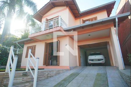 Casa à venda com 249m², 3 quartos e 2 vagas Casa à venda com 249m², 3 quartos e 2 vagasFachada