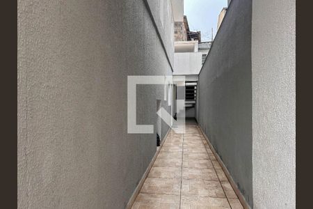 Casa à venda com 144m², 2 quartos e 3 vagasCorredor parte externa 