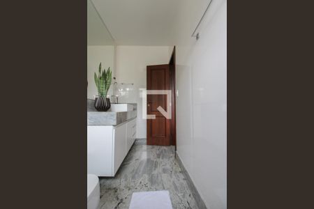 Casa à venda com 450m², 5 quartos e 6 vagasBanheiro da Suíte 2