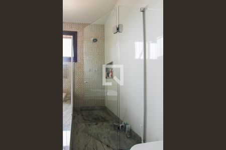 Casa à venda com 450m², 5 quartos e 6 vagasBanheiro da Suíte 1