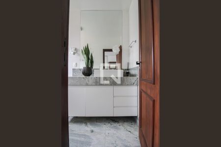 Casa à venda com 450m², 5 quartos e 6 vagasBanheiro da Suíte 2