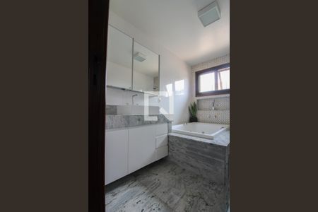 Casa à venda com 450m², 5 quartos e 6 vagasBanheiro da Suíte 1