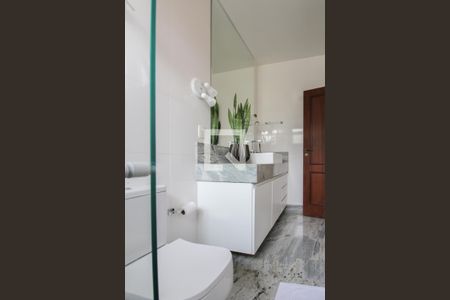 Casa à venda com 450m², 5 quartos e 6 vagasBanheiro da Suíte 2