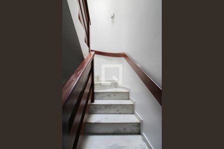 Casa à venda com 450m², 5 quartos e 6 vagasEscada