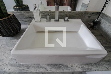 Casa à venda com 450m², 5 quartos e 6 vagasBanheiro da Suíte 2