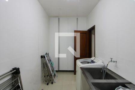 Casa à venda com 450m², 5 quartos e 6 vagasÁrea de Serviço 2