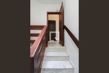 Casa à venda com 450m², 5 quartos e 6 vagasEscada