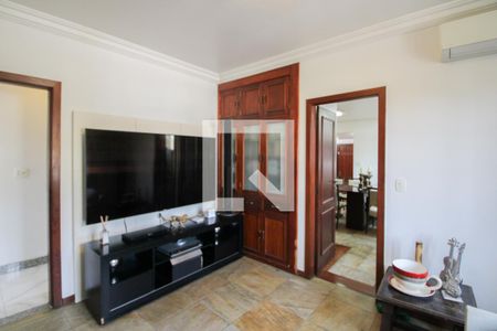 Casa à venda com 450m², 5 quartos e 6 vagasSala de TV