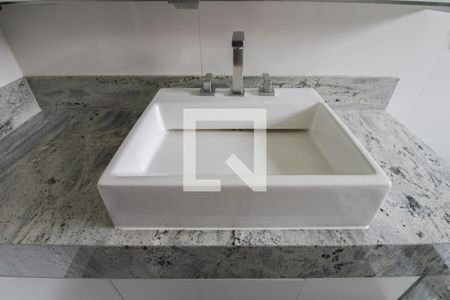 Casa à venda com 450m², 5 quartos e 6 vagasBanheiro da Suíte 1