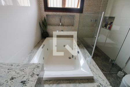 Casa à venda com 450m², 5 quartos e 6 vagasBanheiro da Suíte 1