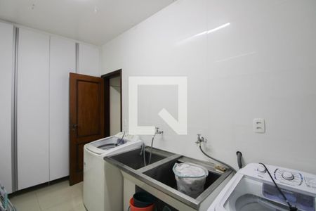 Casa à venda com 450m², 5 quartos e 6 vagasÁrea de Serviço 2