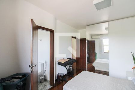 Casa à venda com 450m², 5 quartos e 6 vagasSemi - suíte 1