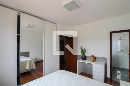 Casa à venda com 450m², 5 quartos e 6 vagasSemi - suíte 2