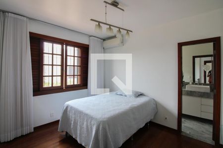 Casa à venda com 450m², 5 quartos e 6 vagasSuíte 2