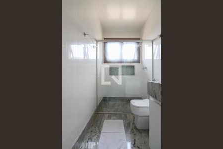 Casa à venda com 450m², 5 quartos e 6 vagasBanheiro da Suíte 2