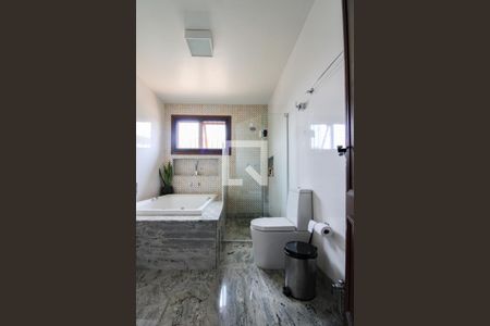 Casa à venda com 450m², 5 quartos e 6 vagasBanheiro da Suíte 1