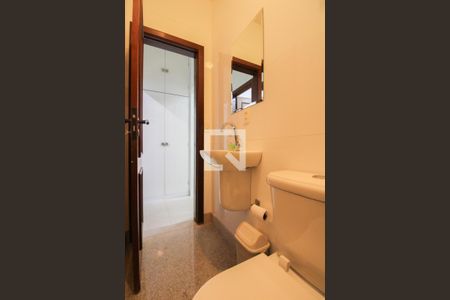 Casa à venda com 450m², 5 quartos e 6 vagasBanheiro de Serviço 