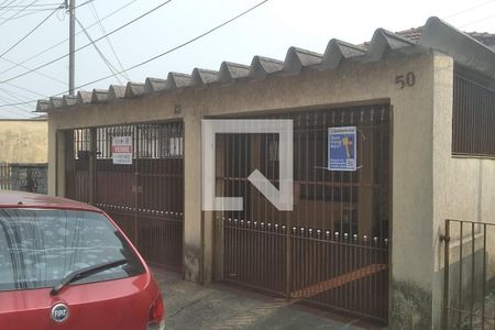 Casa à venda com 130m², 3 quartos e 2 vagas Casa à venda com 130m², 3 quartos e 2 vagasFachada