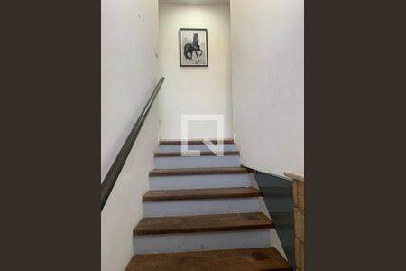 Casa à venda com 200m², 3 quartos e 4 vagasEscada para os quartos