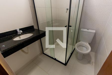 Banheiro de kitnet/studio para alugar com 1 quarto, 24m² em Vila Paulo Silas, São Paulo