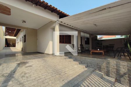 Casa à venda com 280m², 3 quartos e 6 vagasQuintal - Garagem