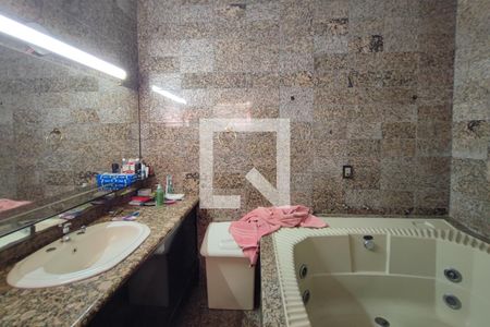 Casa à venda com 280m², 3 quartos e 6 vagasBanheiro Suíte 2