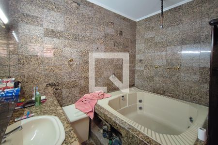 Casa à venda com 280m², 3 quartos e 6 vagasBanheiro Suíte 2