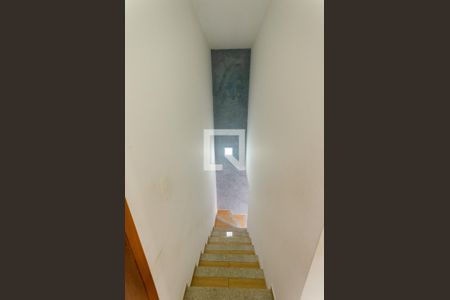 Escada de casa de condomínio para alugar com 2 quartos, 70m² em Vila Clarice, São Paulo