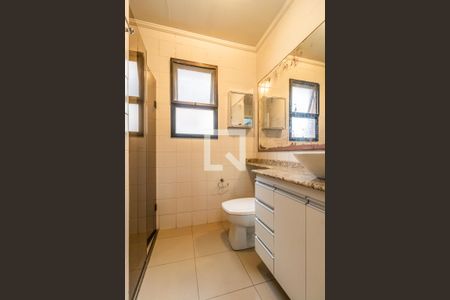 Banheiro de apartamento para alugar com 3 quartos, 69m² em Jardim Tupanci, Barueri