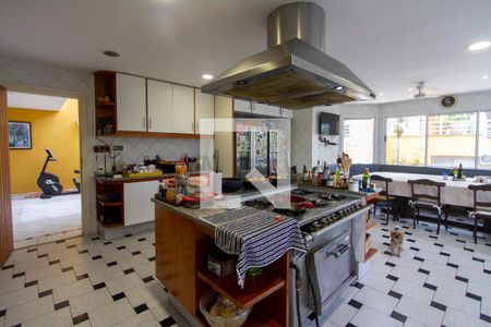 Casa de condomínio para alugar com 700m², 4 quartos e 5 vagasCozinha