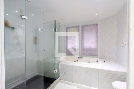 Casa de condomínio para alugar com 700m², 4 quartos e 5 vagasBanheiro Quarto 4 suite