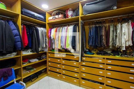 Casa de condomínio para alugar com 700m², 4 quartos e 5 vagasCloset Quarto 4 suite