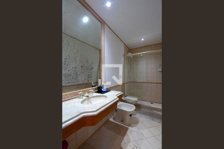 Casa de condomínio para alugar com 700m², 4 quartos e 5 vagasBanheiro Quarto 3 suíte