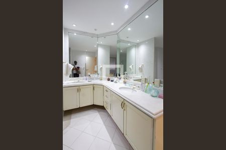 Casa de condomínio para alugar com 700m², 4 quartos e 5 vagasBanheiro Quarto 4 suite