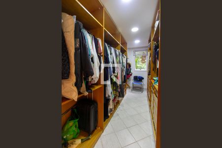 Casa de condomínio para alugar com 700m², 4 quartos e 5 vagasCloset Quarto 4 suite