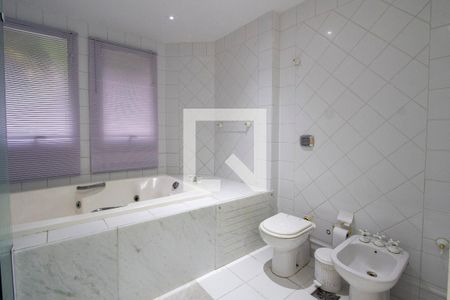 Casa de condomínio para alugar com 700m², 4 quartos e 5 vagasBanheiro Quarto 4 suite