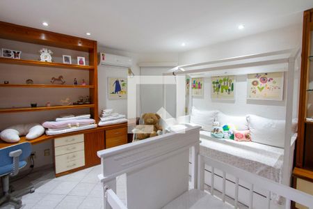 Casa de condomínio para alugar com 700m², 4 quartos e 5 vagasQuarto 2 suíte