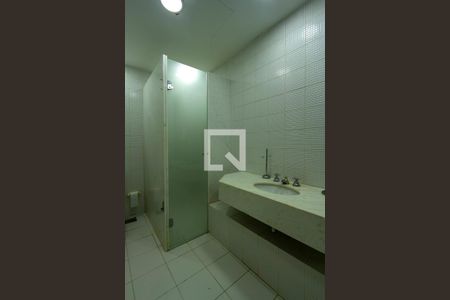 Casa de condomínio para alugar com 700m², 4 quartos e 5 vagasBanheiro da churrasqueira